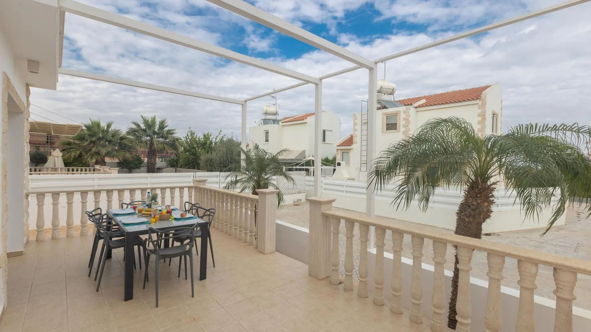 הוילה פרוטאראס Blue Crystal Seaview וילה